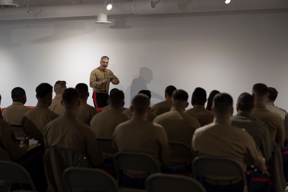 Assistant Commandant of the Marine Corps and Sergeant Major of the Marine Corps visit Recruiting Station Chicago