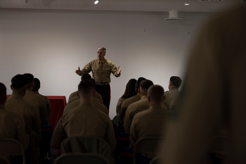 Assistant Commandant of the Marine Corps and Sergeant Major of the Marine Corps visit Recruiting Station Chicago