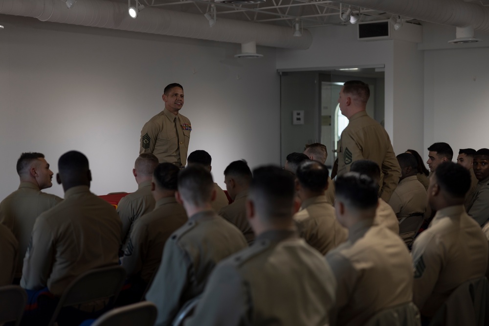 Assistant Commandant of the Marine Corps and Sergeant Major of the Marine Corps visit Recruiting Station Chicago