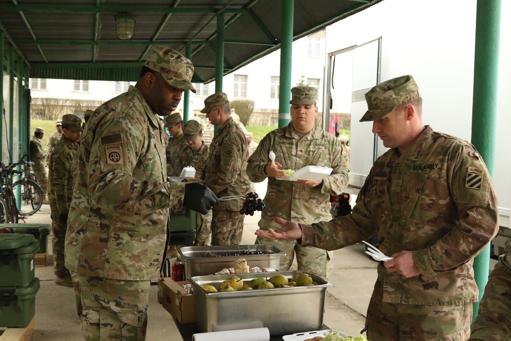DVIDS - News - Division staff serves meals during warfighter exercises