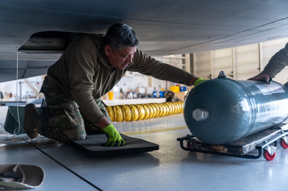 911th Maintenance Squadron C-17 nitrogen tank replacement