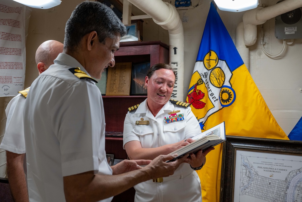 USS Somerset Hosts Indian Navy Onboard