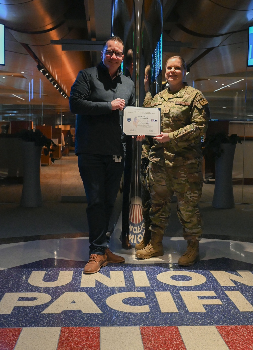 ESGR and Nebraska Air Guard honors Union Pacific supervisor for deployment support