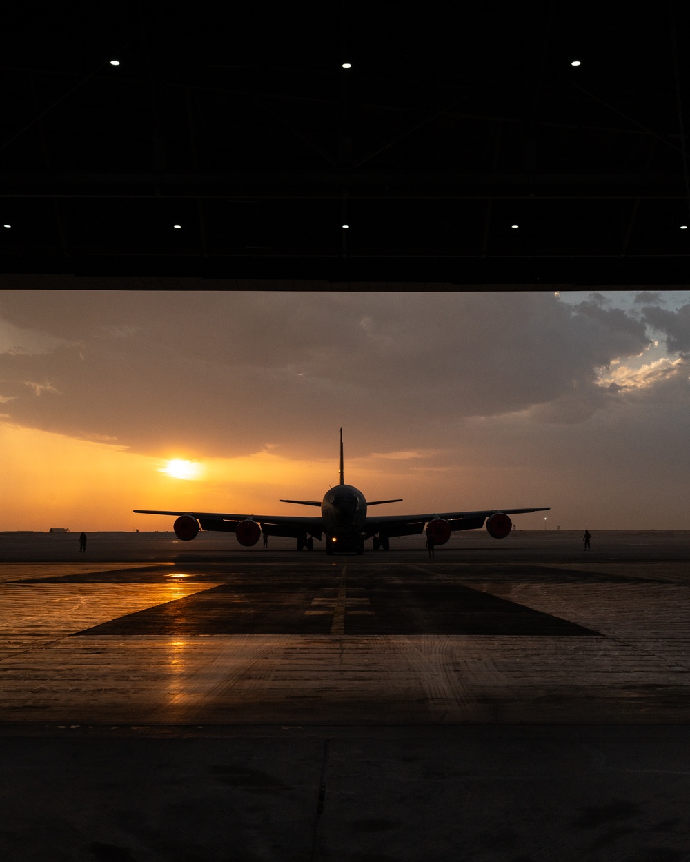 Maintenance Airmen tow KC-135