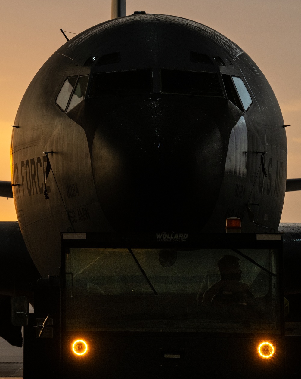 Maintenance Airmen tow KC-135