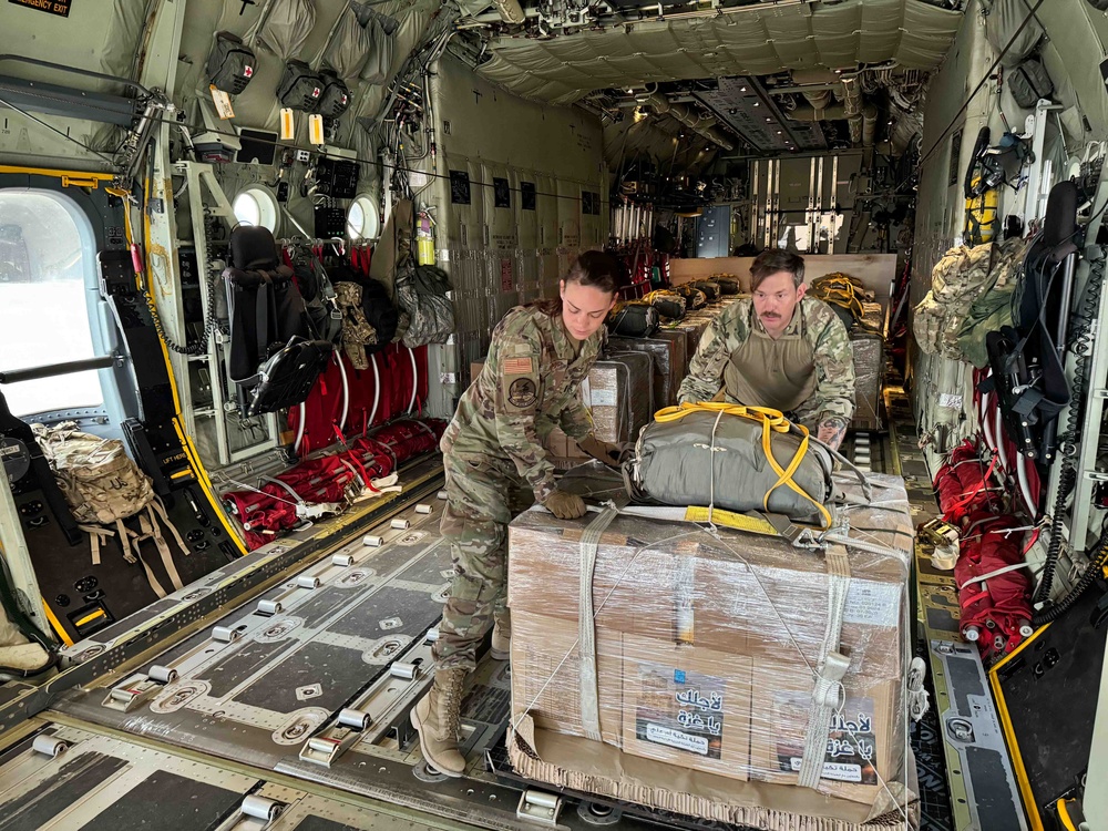 Airmen load Jordanian humanitarian aid onto AFCENT C-130s for Gaza