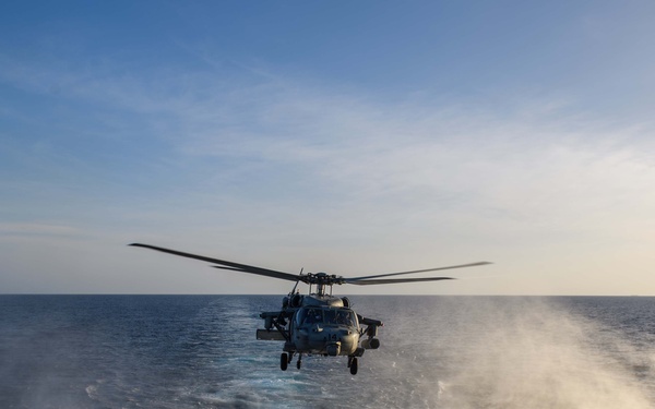 USS Mason Conducts Flight Quarters in Red Sea