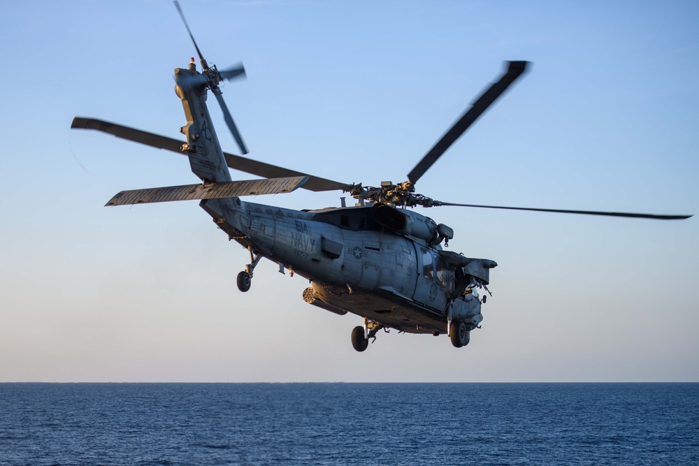 USS Mason Conducts Flight Quarters in Red Sea