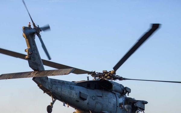 USS Mason Conducts Flight Quarters in Red Sea