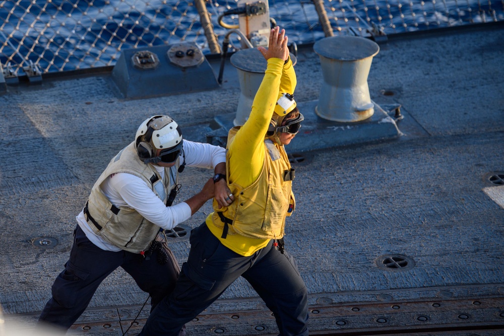 USS Mason Conducts Flight Quarters in Red Sea