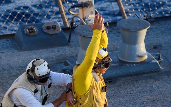 USS Mason Conducts Flight Quarters in Red Sea