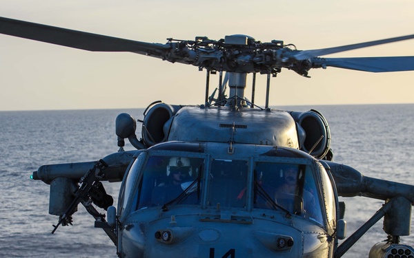 USS Mason Conducts Flight Quarters in Red Sea