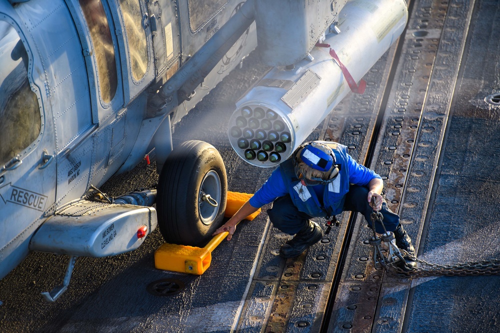 USS Mason Conducts Flight Quarters in Red Sea