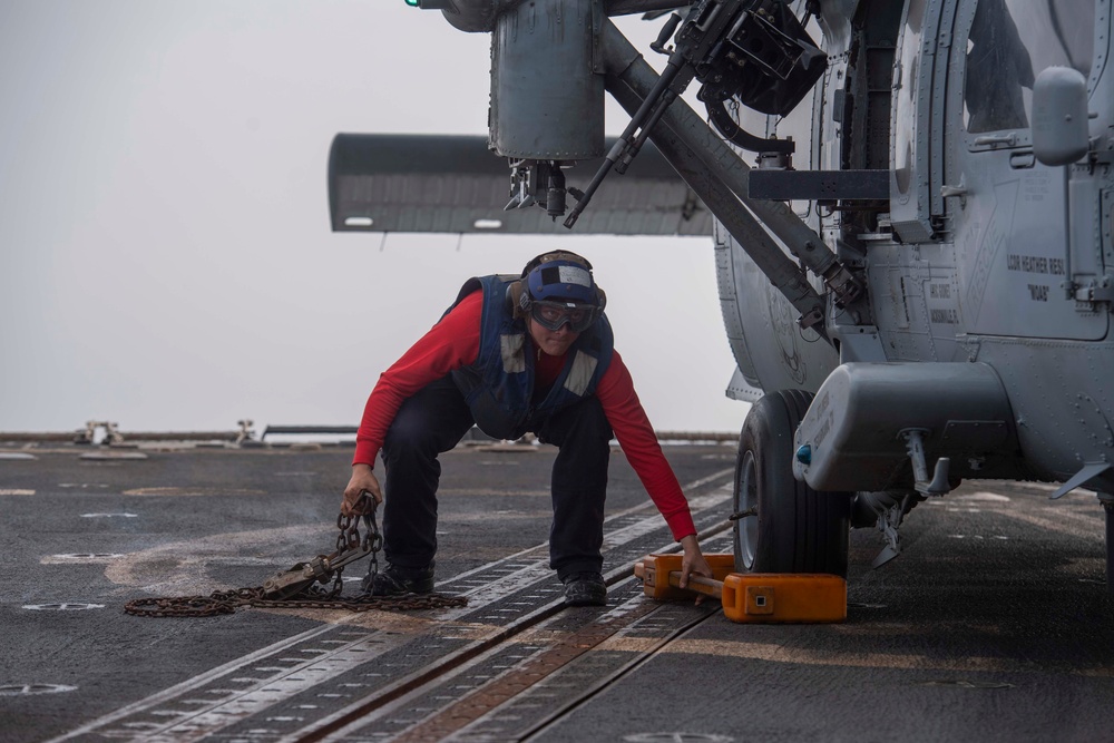 USS Mason (DDG 87) Conducts Flight Operations