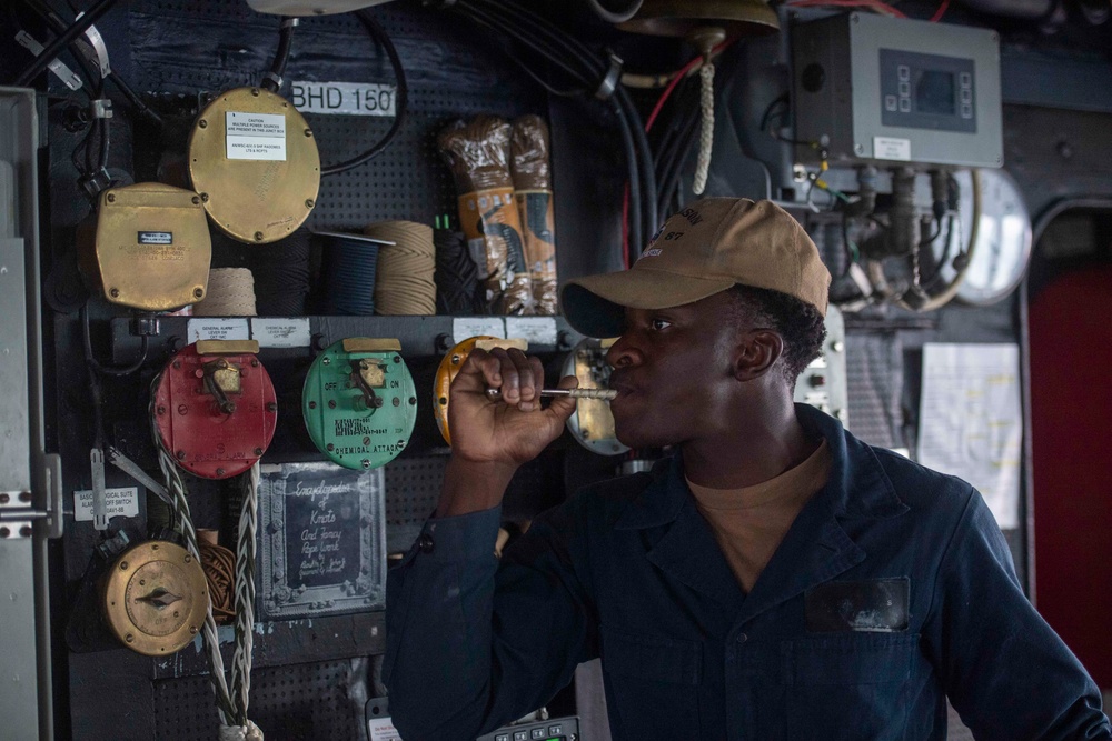 USS Mason Conducts Routine Operations in the Red Sea