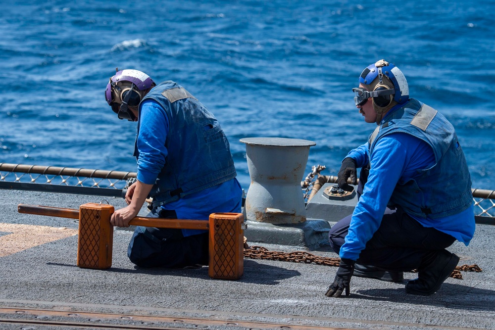 USS Mason (DDG 87) Conducts Flight Operations