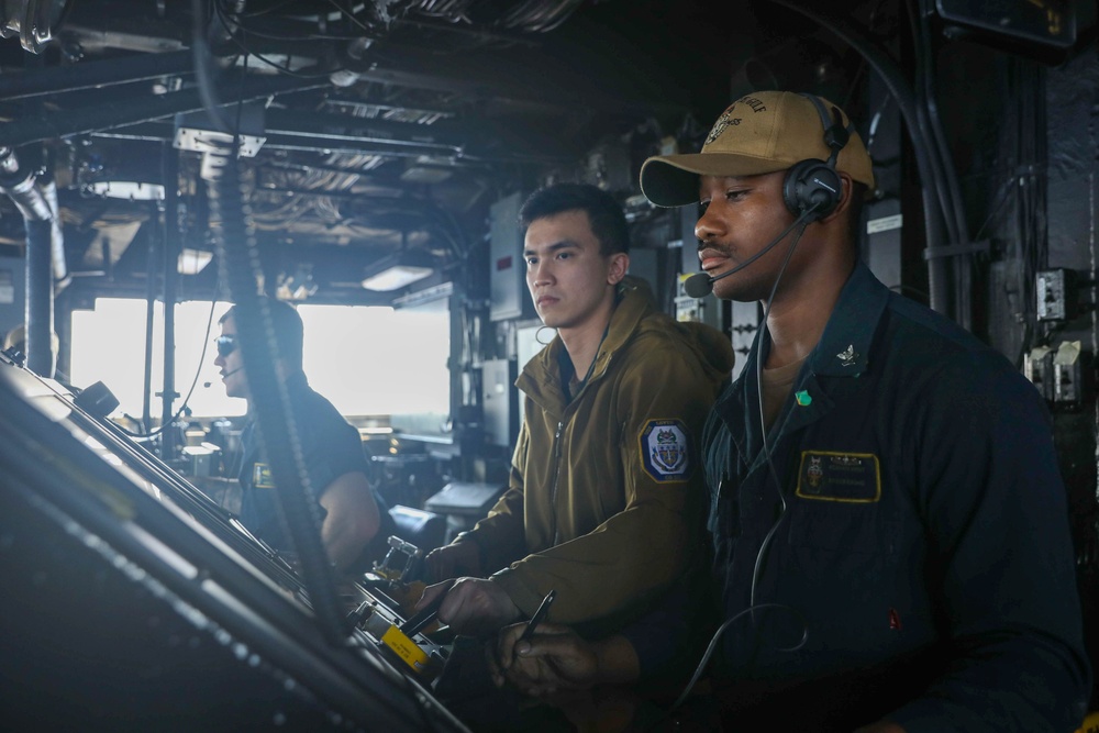 USS Leyte Gulf Arrives in Cuba