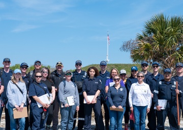 NOAA, Coast Guard conduct shoreline cleanup course