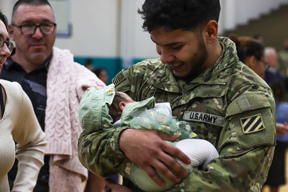 3rd Infantry Division Soldiers Reunite with Families