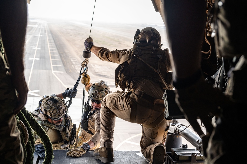 USMC ‘Elvis’ provides hoist platform for 82nd ERQS