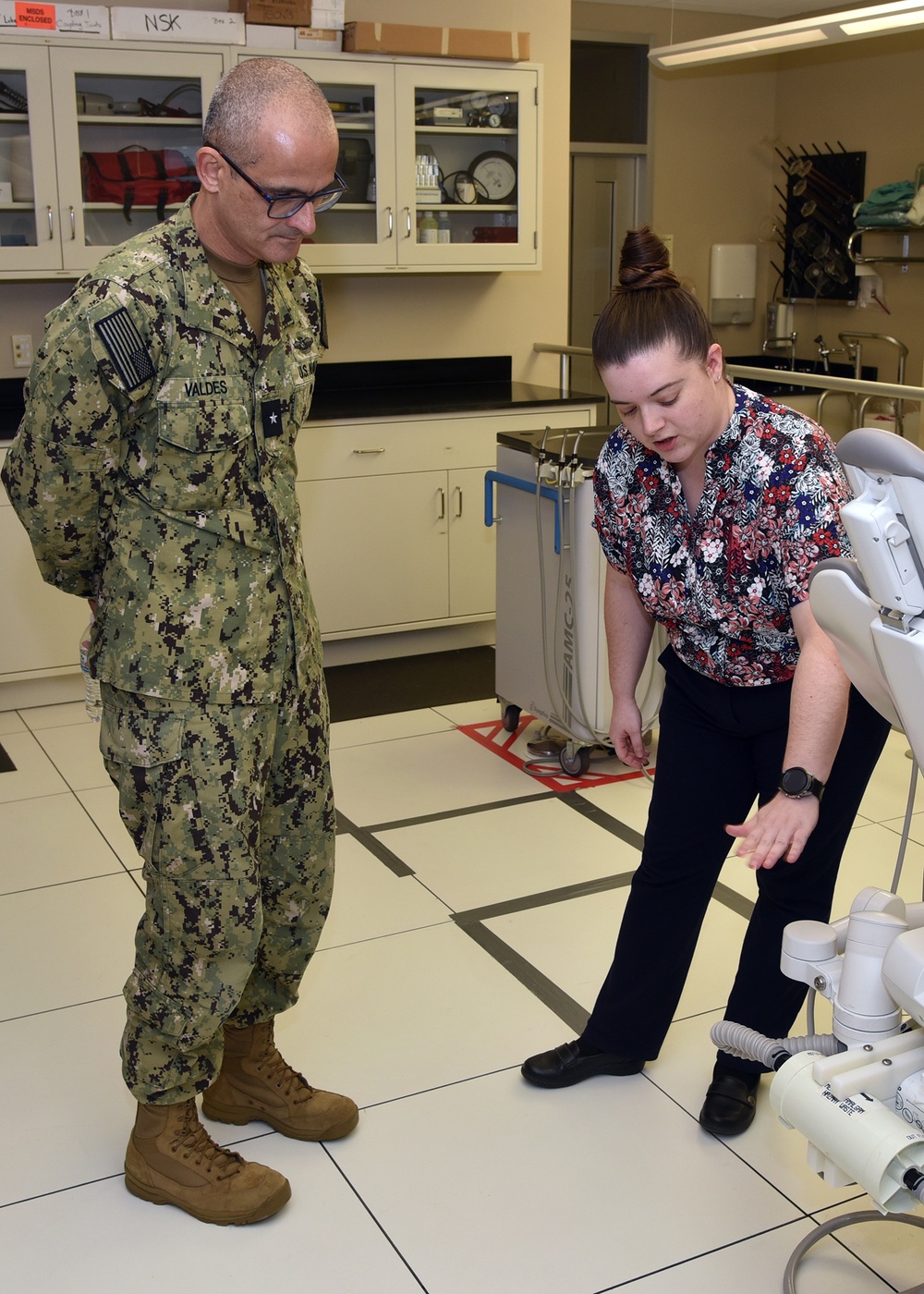 Commander, Naval Medical Forces Pacific visits Naval Medical Research Unit San Antonio