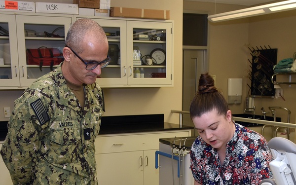 Commander, Naval Medical Forces Pacific visits Naval Medical Research Unit San Antonio