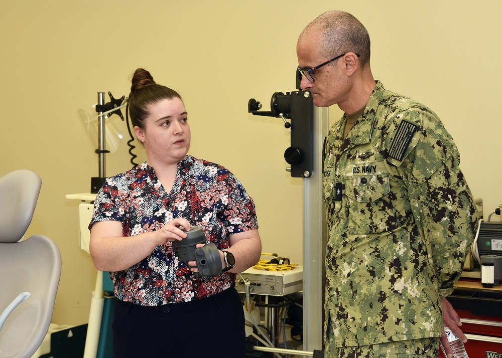 Commander, Naval Medical Forces Pacific visits Naval Medical Research Unit San Antonio