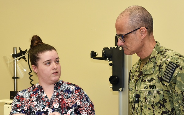 Commander, Naval Medical Forces Pacific visits Naval Medical Research Unit San Antonio
