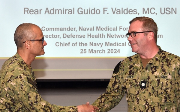 Commander, Naval Medical Forces Pacific visits Naval Medical Research Unit San Antonio