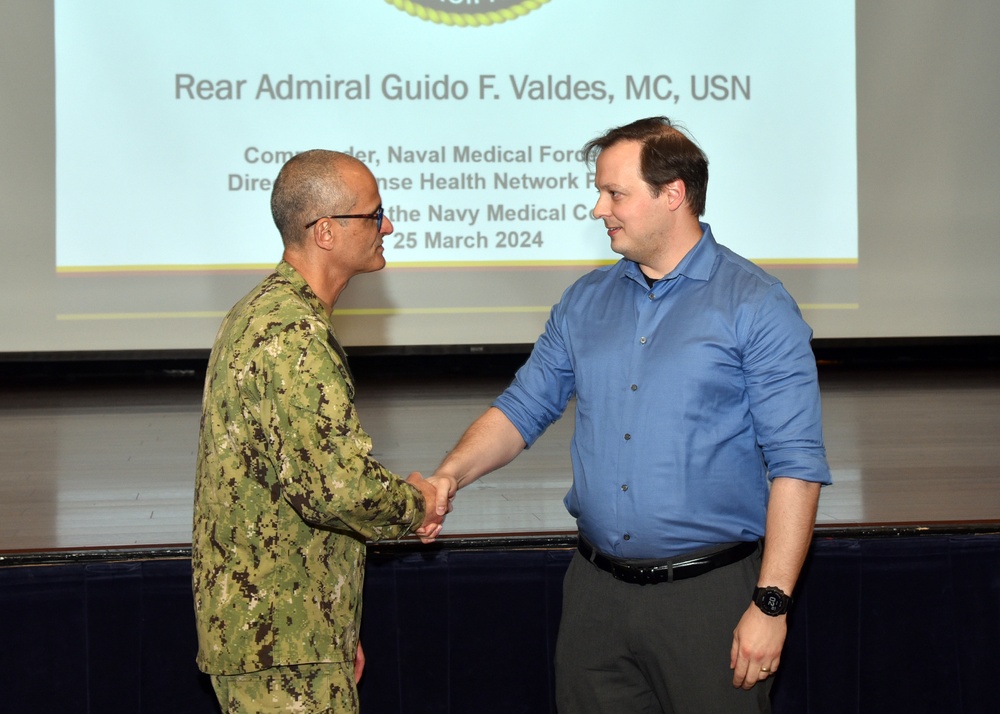 Commander, Naval Medical Forces Pacific visits Naval Medical Research Unit San Antonio