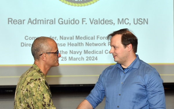 Commander, Naval Medical Forces Pacific visits Naval Medical Research Unit San Antonio