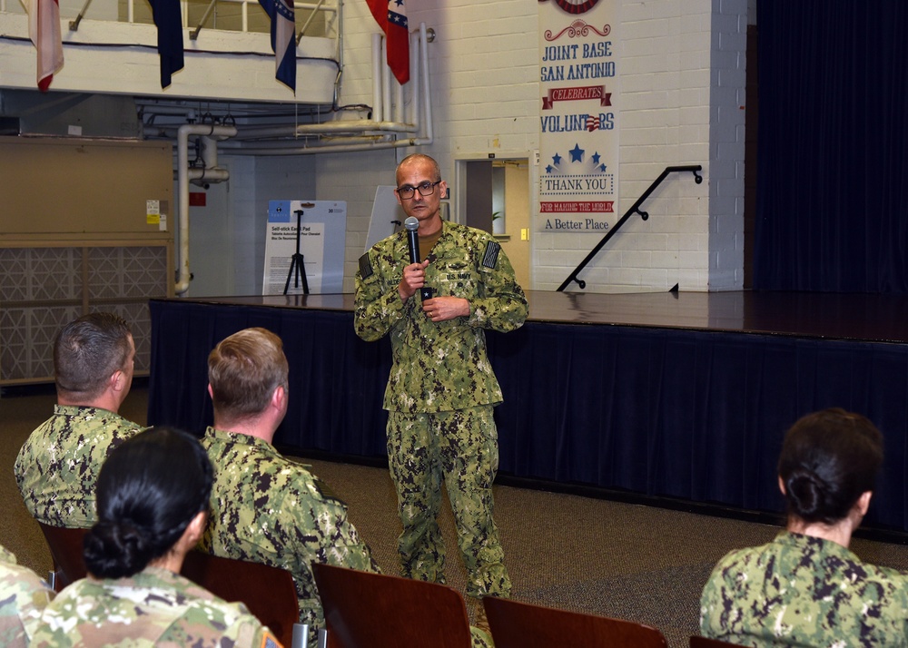 Commander, Naval Medical Forces Pacific visits Naval Medical Research Unit San Antonio