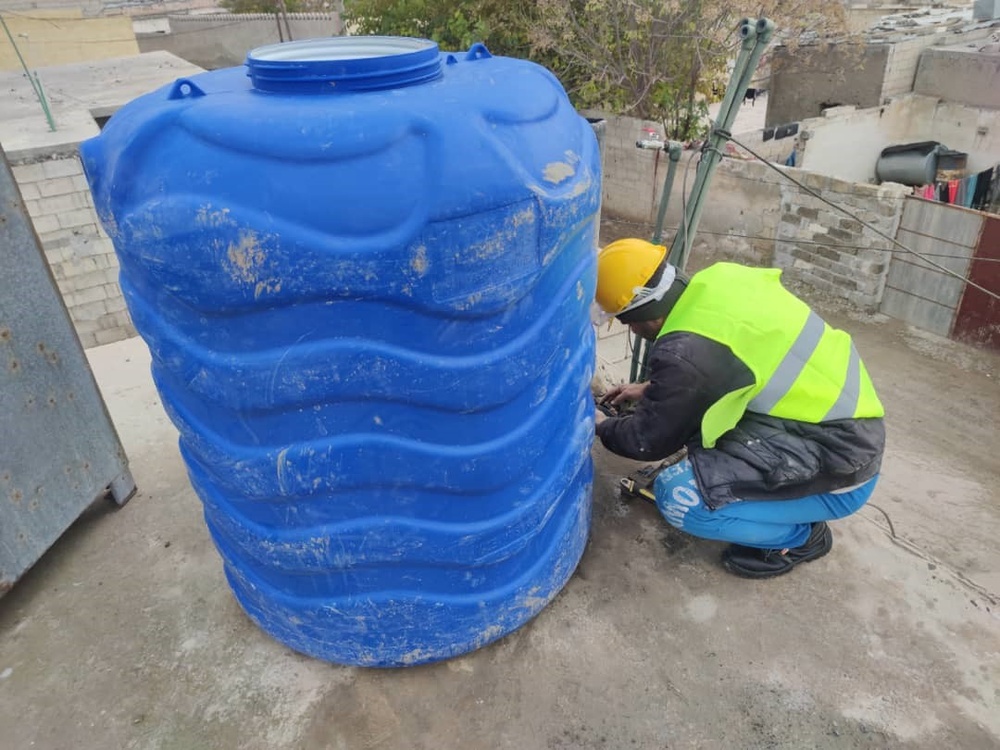 A water tower is installed in temporary shelter for al-Hol returnees as a part of a rehabilitation grant provided to civil society organizations in Raqqa by USAID’s Essential Services, Good Governance, and Economic Recovery program.