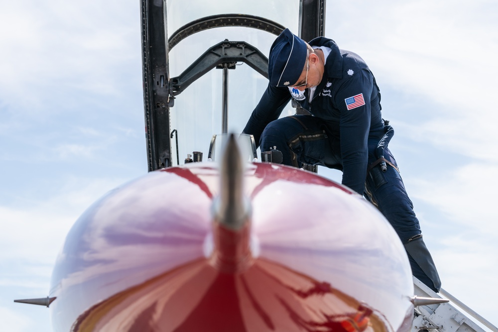 Thunderbird #7 arrives at MacDill for Tampa Bay AirFest