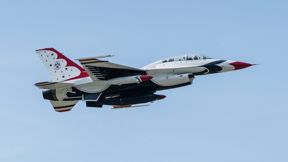 Thunderbird #7 arrives at MacDill for Tampa Bay AirFest