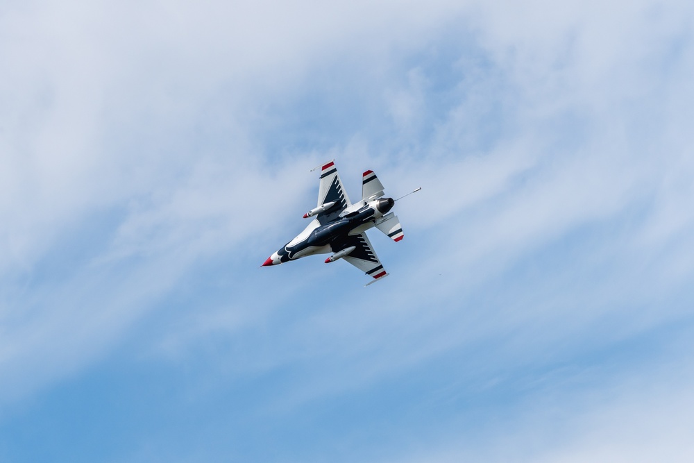 Thunderbird #7 arrives at MacDill for Tampa Bay AirFest