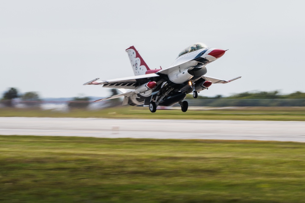 Thunderbird #7 arrives at MacDill for Tampa Bay AirFest