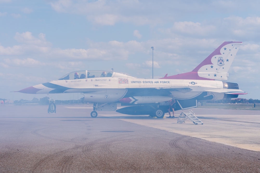 Thunderbird #7 arrives at MacDill for Tampa Bay AirFest