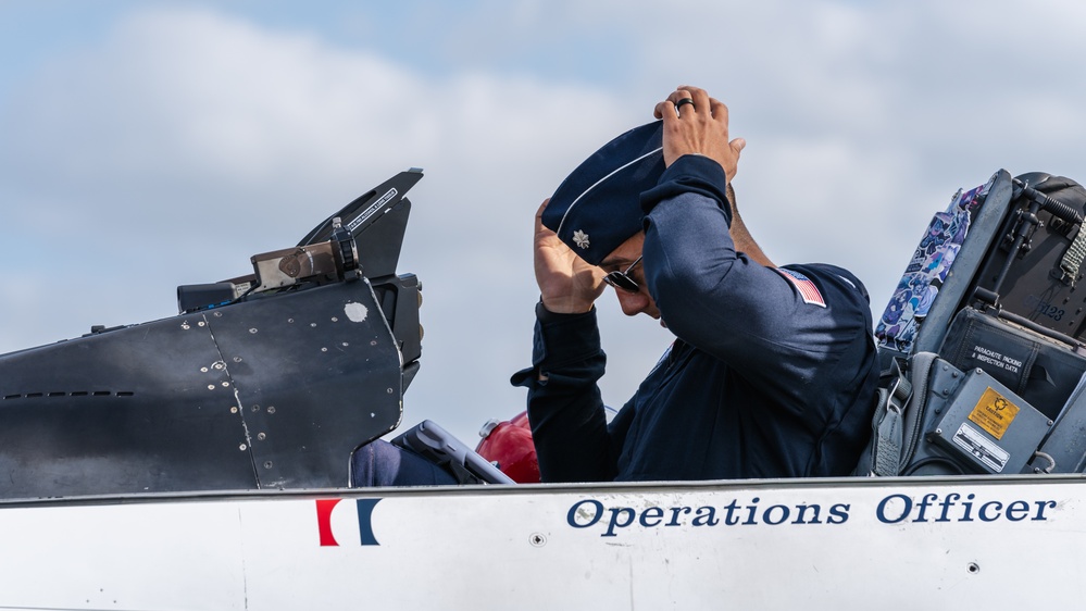 Thunderbird #7 arrives at MacDill for Tampa Bay AirFest