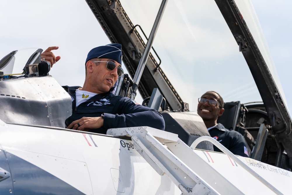 Thunderbird #7 arrives at MacDill for Tampa Bay AirFest