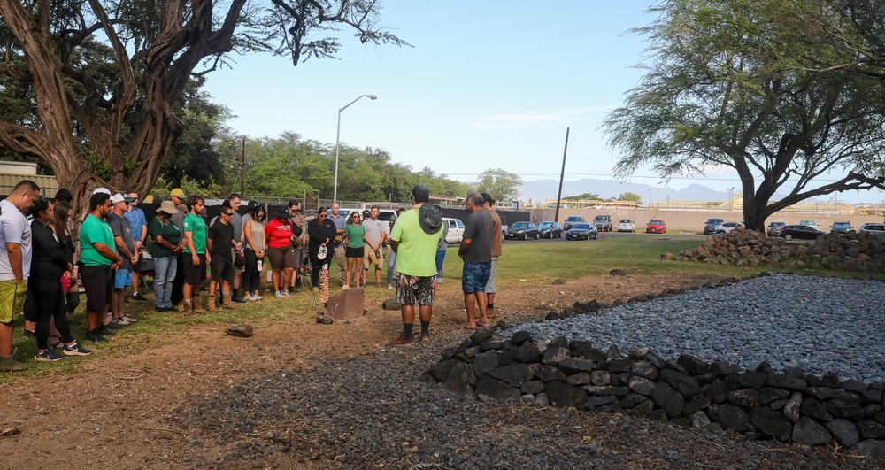 Navy Closure Task Force - Red Hill and Local Community Build Protective Wall for Hawaiian Burial Site
