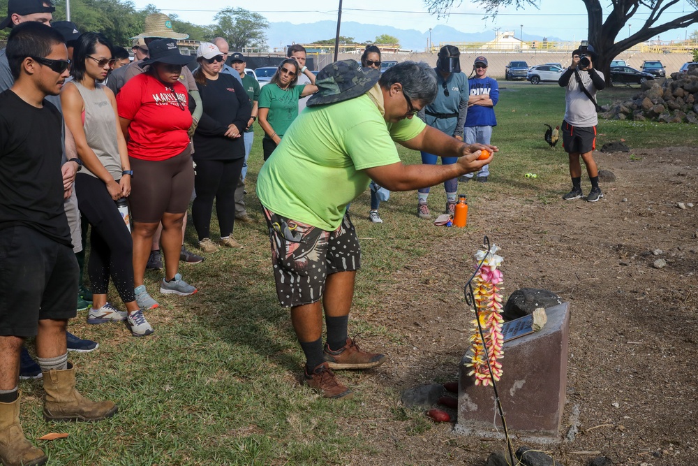 Navy Closure Task Force - Red Hill and Local Community Build Protective Wall for Hawaiian Burial Site