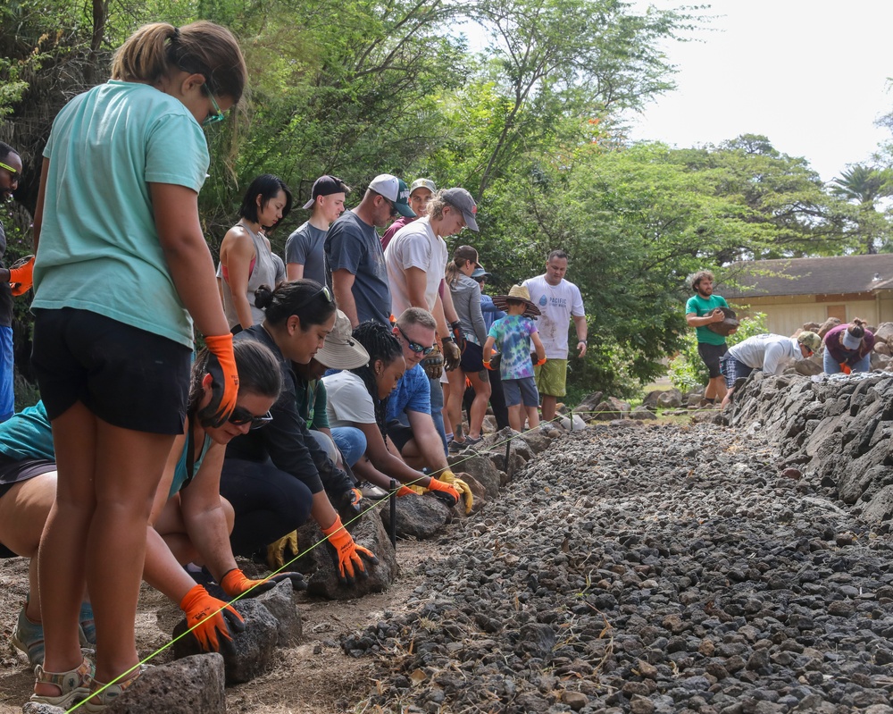 Navy Closure Task Force - Red Hill and Local Community Build Protective Wall for Hawaiian Burial Site