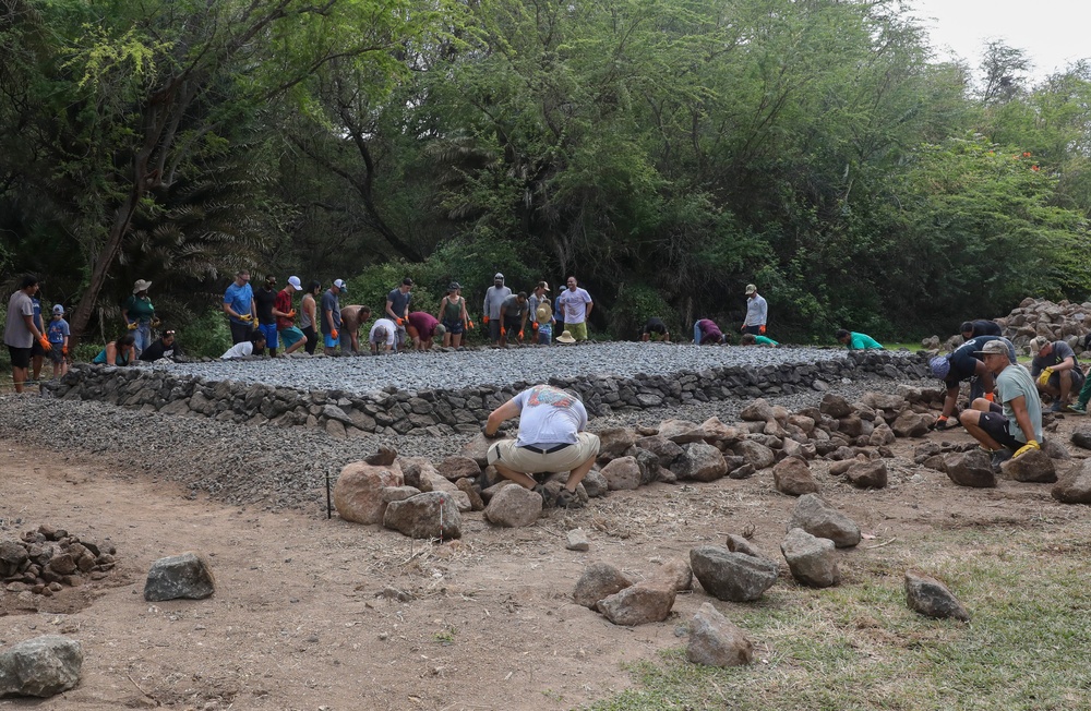 Navy Closure Task Force - Red Hill and Local Community Build Protective Wall for Hawaiian Burial Site