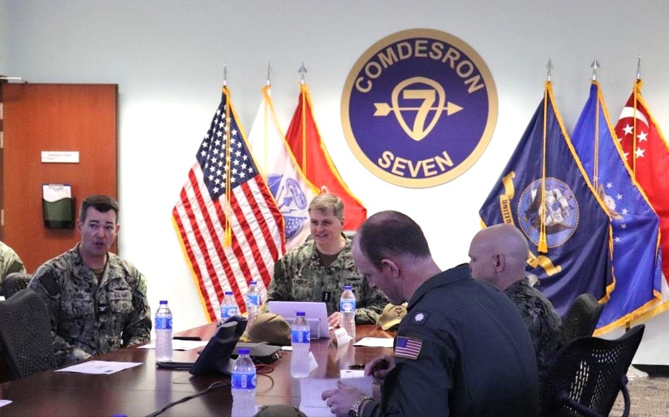 Commander, U.S. Seventh Fleet visits DESRON 7