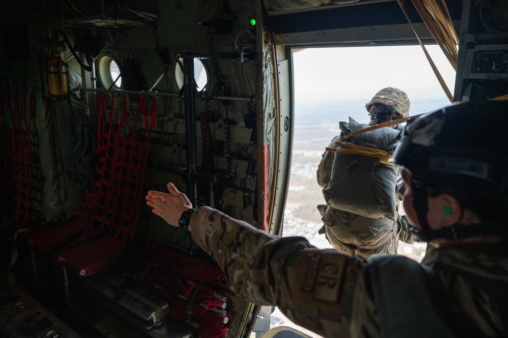 Female jumpmaster inspires greatness, serves as testament to women before her