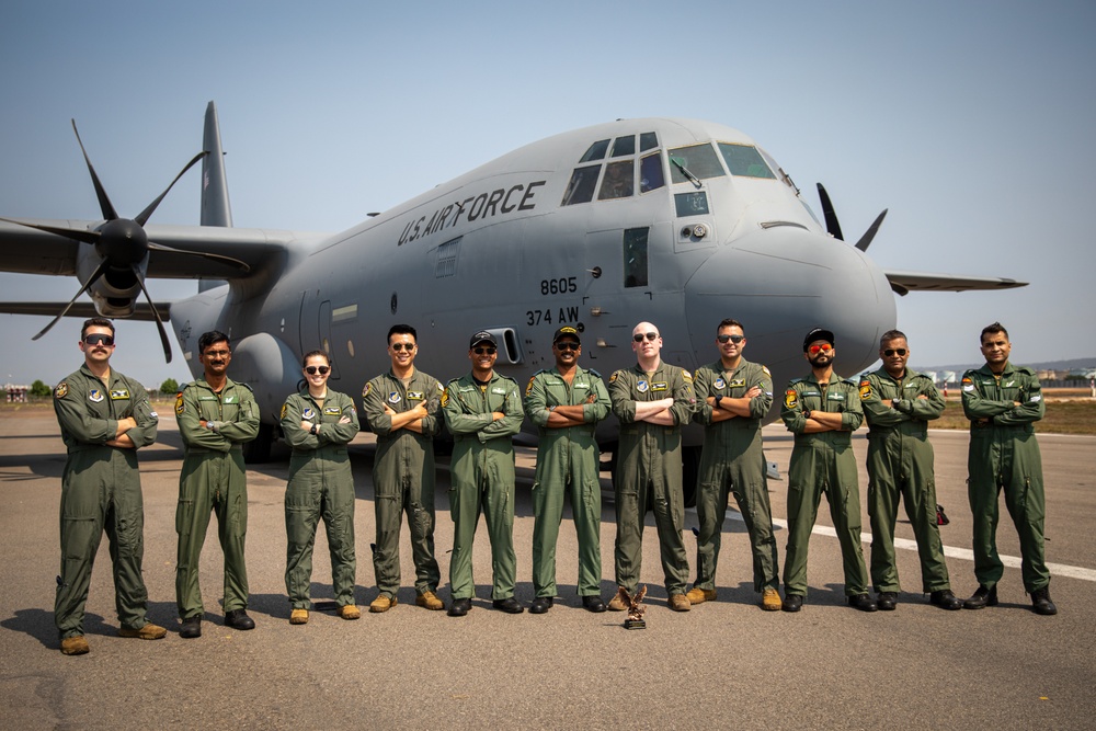 U.S. and Indian Airmen exchange gifts during Exercise Tiger TRIUMPH
