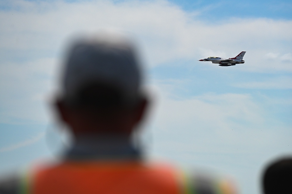 Thunderbird #7 arrives for Tampa Bay AirFest