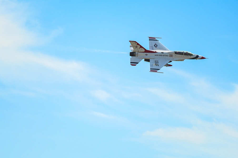 Thunderbird #7 arrives for Tampa Bay AirFest