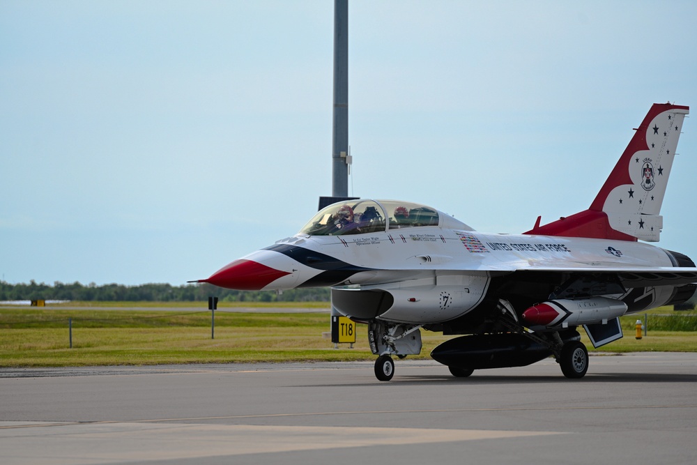 Thunderbird #7 arrives for Tampa Bay AirFest